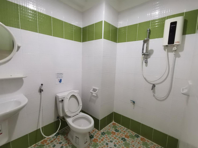 Bathroom 3, Chevasai Huahin Hotel, Hua Hin