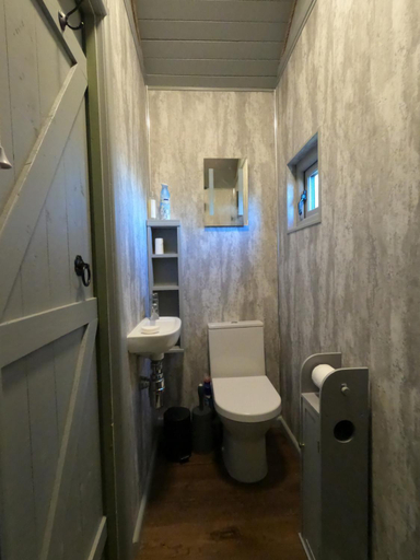 Bathroom 3, Spring Grounds Farm Shepherd Huts, Oxfordshire