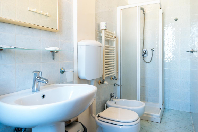 Bathroom 3, Hotel Nuova Aurora, Venezia
