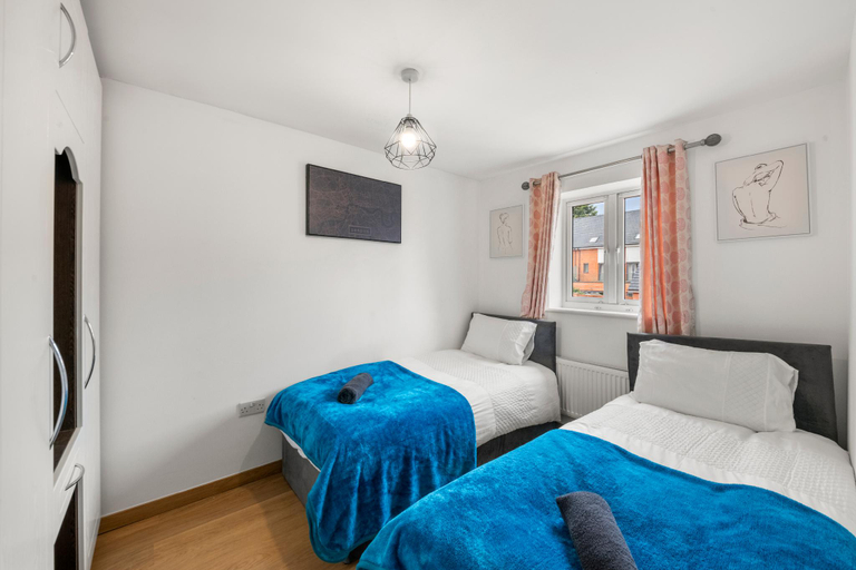 5, Contractor|Business|Family|Parking In Reading, Wokingham