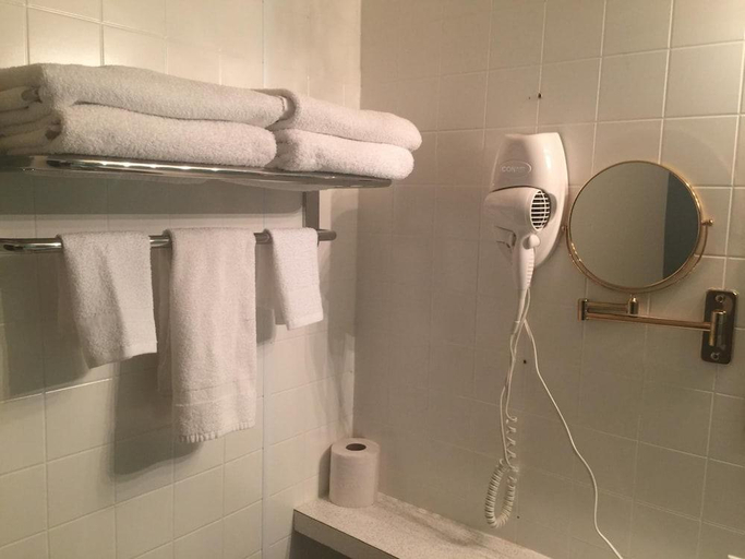 Bathroom 3, Inn Of Victoria County, Victoria