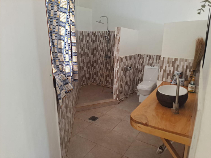 Bathroom, Jua Manyara Lodge & Camp Site, Karatu