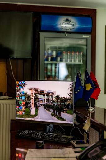 Public Area 2, Hotel Univers, Kurbinit