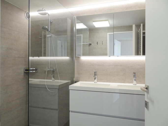 Bathroom, Apartment in Nieuwpoort by the North Sea, West-Vlaanderen