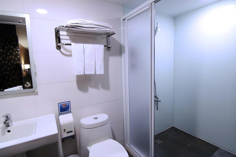 Bathroom 3, Hotel 6 - Wannien, Taipei City