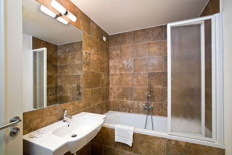 Bathroom 4, Hotel Unique, Praha 2