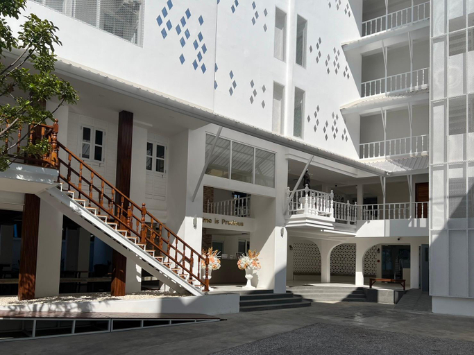 Exterior & Views