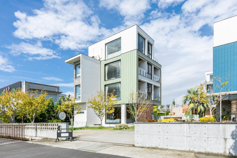 Exterior & Views