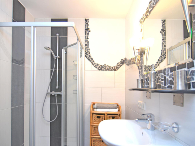 Bathroom 2, Ferienwohnung fur 2 Personen in Kirchhundheim, Olpe