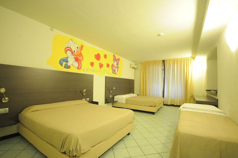 Bedroom 2, Hotel Tirreno, Massa Carrara