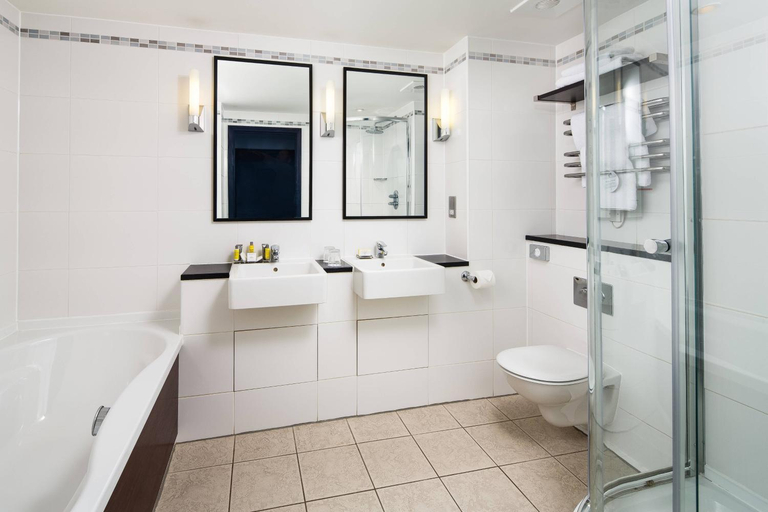 Bathroom 5, Nottingham Belfry Hotel & Spa, Nottingham