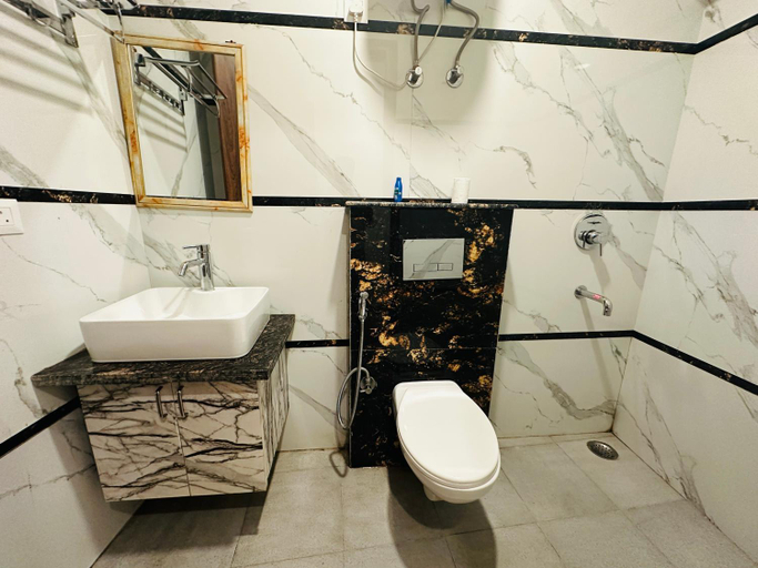 Bathroom 4, Hotel De Clark Residency Delhi Airport, Delhi