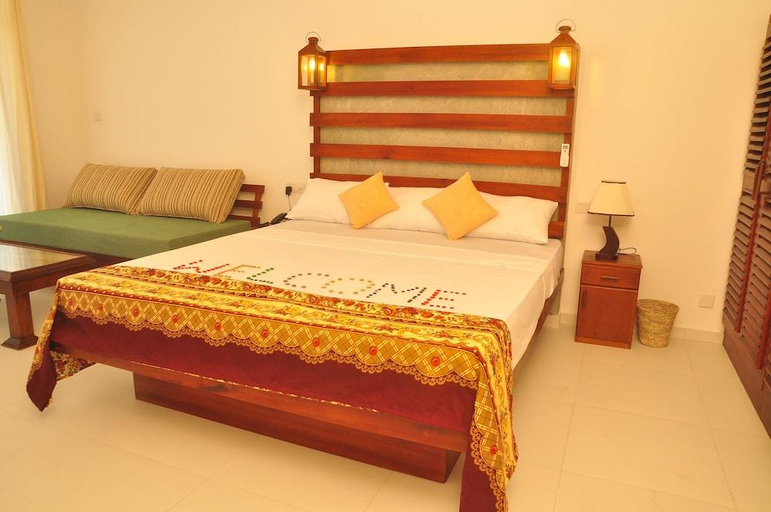 Bedroom 3, Oasey Beach Hotel, Bentota