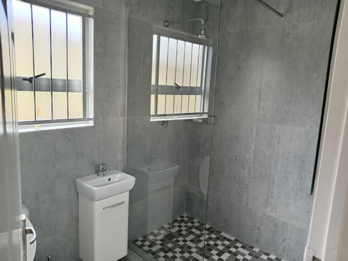 Bathroom 2, Daisy's Lane, Buffalo City