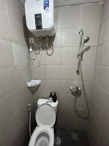 Bathroom, Vittorio Apartment Wiyung 1BR, Surabaya