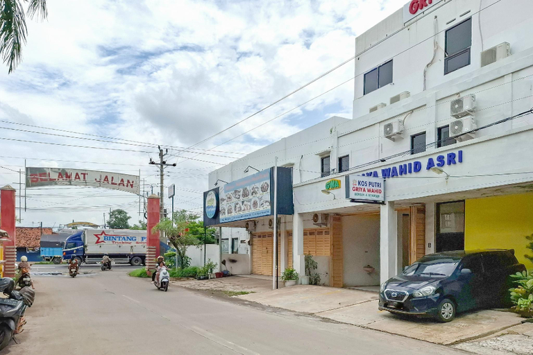 Exterior & Views 2, RedDoorz Syariah @ Griya Wahid Alun Alun Batang, Batang