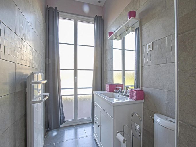 Bathroom 3, Coastal Comfort in Normandy, Calvados
