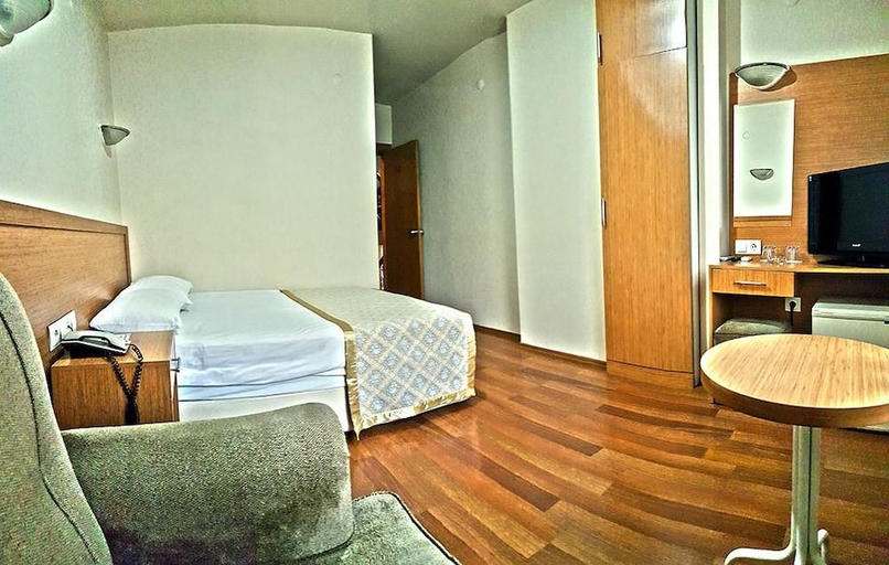 Others 3, Serenti Hotel, Merkez