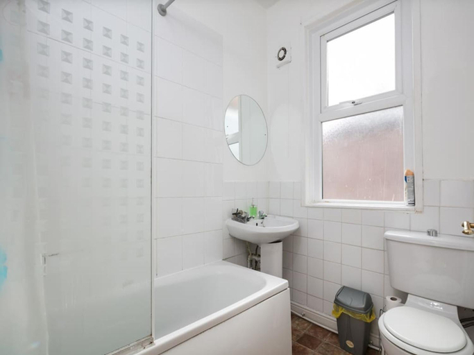 Bathroom 2, Short Term Shared R&R In Chorlton, Trafford