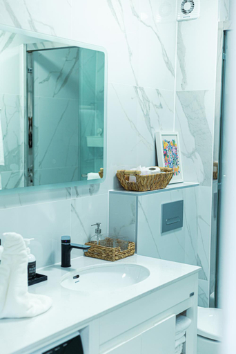 Bathroom 3, Deluxe Swan Stone Castle Apartment, Budapesti