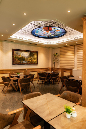 Food & Drinks 5, Hotel Univers, Kurbinit