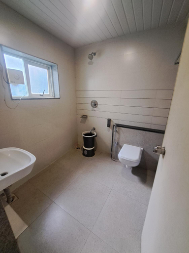 Bathroom 4, Central Lodge, Kolhapur