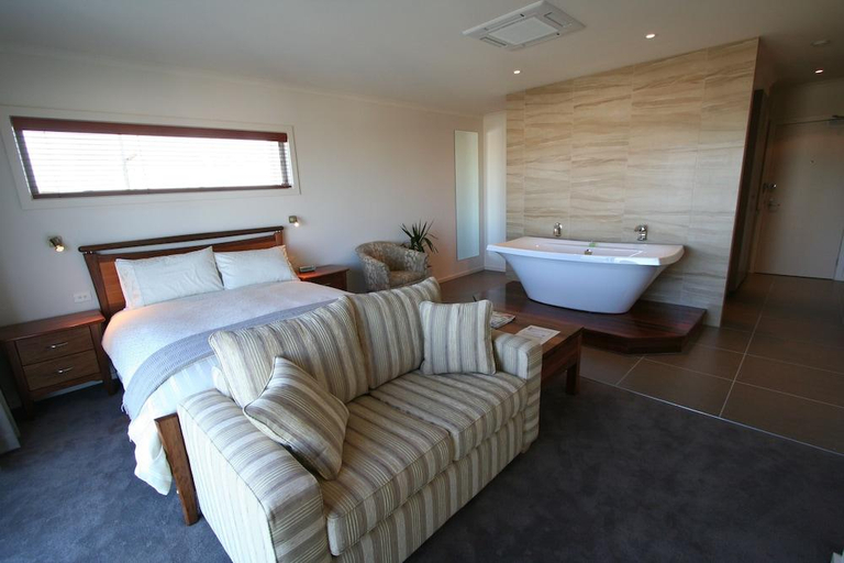 Bedroom 2, Captain's At The Bay Hotel, Colac-Otway - South