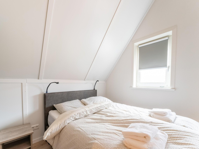 Bedroom 2, Holiday home in Scherpenisse, Tholen