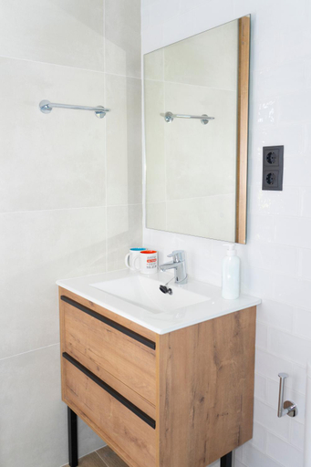 Bathroom 2, Monturiol Apartaments, Barcelona