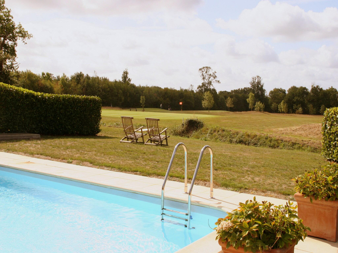 Sport & Beauty, Villa in France with Private Pool, Deux-Sèvres