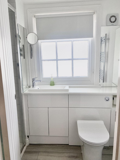 Bathroom 4, LB Newgate, Hampshire