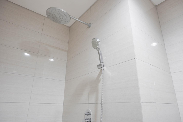 Bathroom 4, Fancy & Nice 1BR Ciputra International By Travelio, West Jakarta