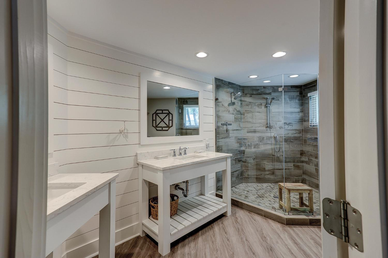 Bathroom 2, Huntington 7622, Beaufort