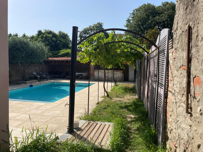 Shower 3, Chai et cuve a vin de 1907 en villa, Pyrénées-Orientales
