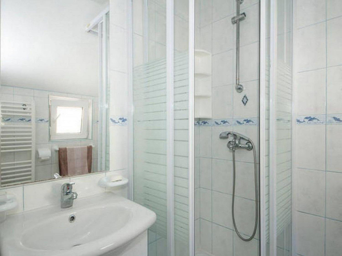 Bathroom 3, Berties Lodge - Standard Two Bedroom Apartment with Balcony and Sea viewA0, Smokvica