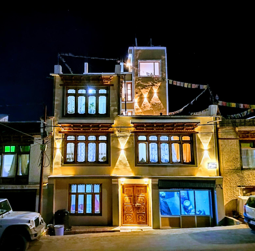 Exterior & Views