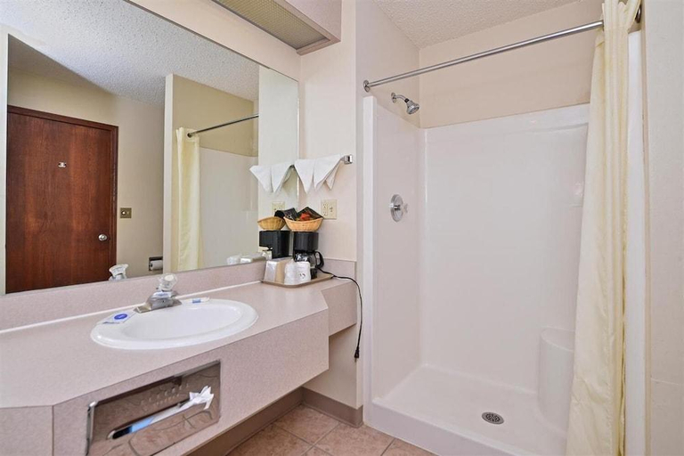 Bathroom 4, Budget Inn and Suites, Texas
