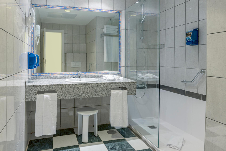 Bathroom 4, Hotel Drago Park by Pierre & Vacances, Las Palmas