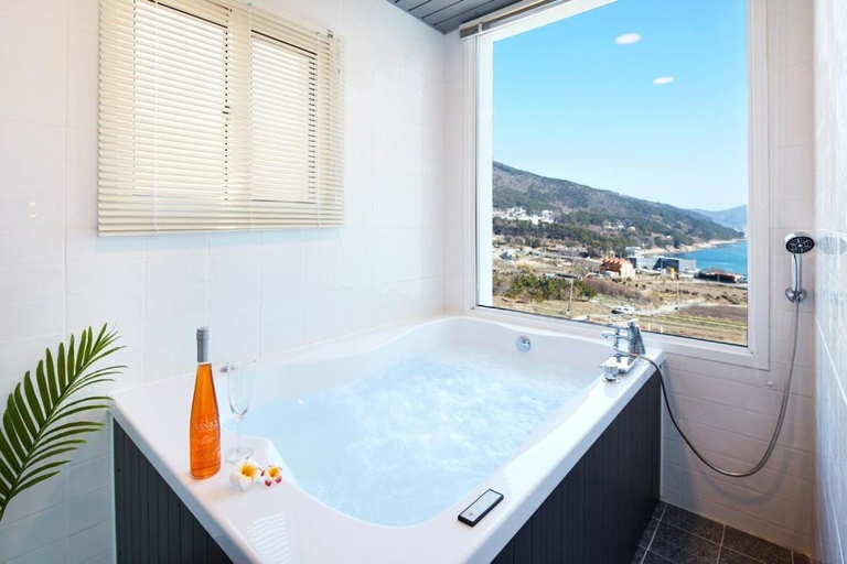 Bathroom, Geoje Harakeke Pension, Geoje