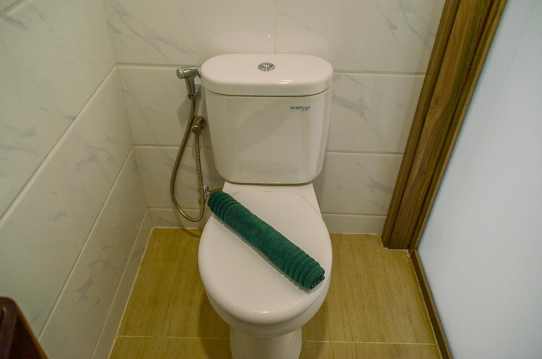 Bathroom 3, Furnished Studio at Sky House BSD Apt By Travelio, Tangerang