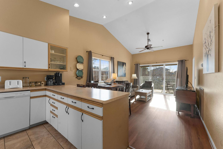 Others 4, Cozy Top Floor 2BR Condo with View and Amenities!!, Taney