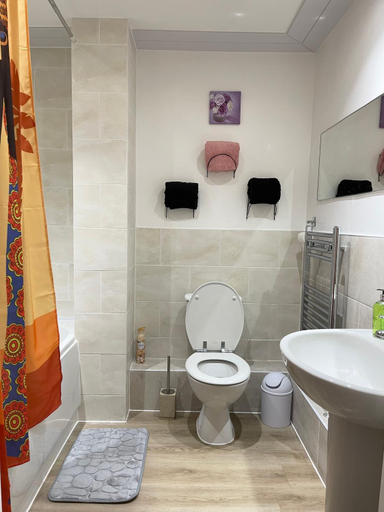 Bathroom 2, Stanton - Impeccable and Stylish 1 Bedroom, London
