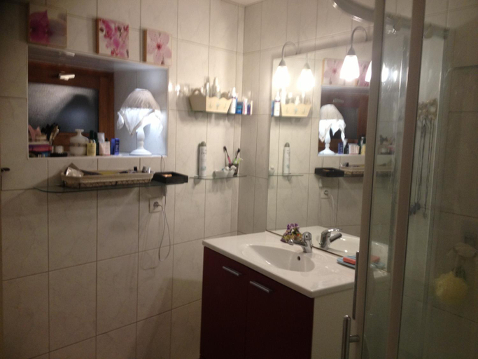 Bathroom, Jamou, Hérault
