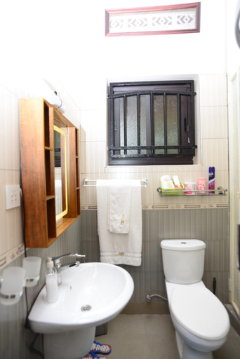 Bathroom 3, Malachite Apartments, Kampala