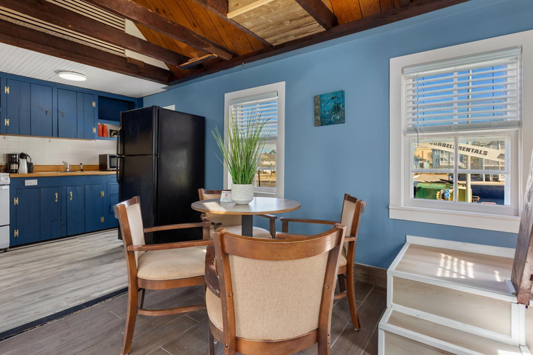 Facilities 4, Cabin at the Beach, Worcester