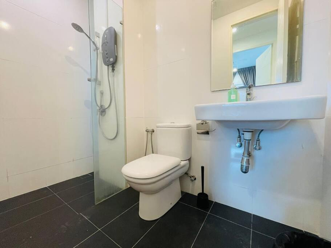Shower 3, Reizz Residence Ampang by DeUrban, Gombak