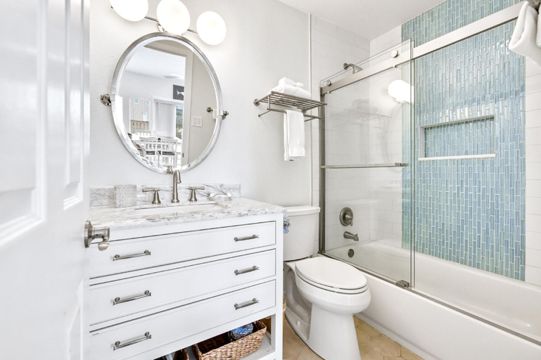 Bathroom 4, The Salty Sandpiper, Nueces