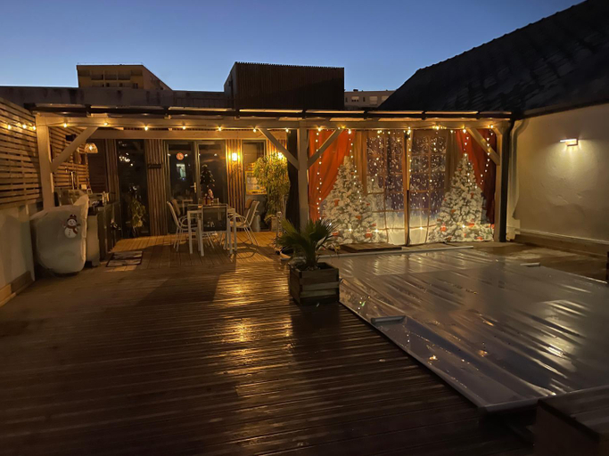 Exterior & Views