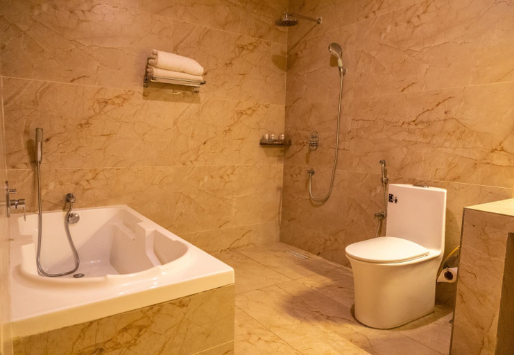 Bathroom 4, The Hotel Raja Palace, Tirunelveli