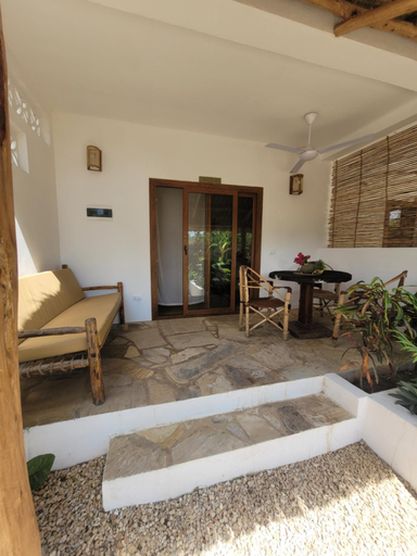 Others 4, Iaia apartments, Kusini